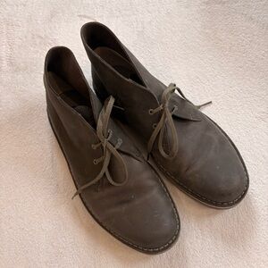 Clarks Men's Olive Green Waxed Leather Chukka Boots